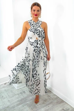 Artemis - White Spot Pleated Maxi Dress 17 Artemis - White Spot Pleated Maxi Dress -Deals Modashka Store Artemis WhiteSpotPleatedMaxiDress5